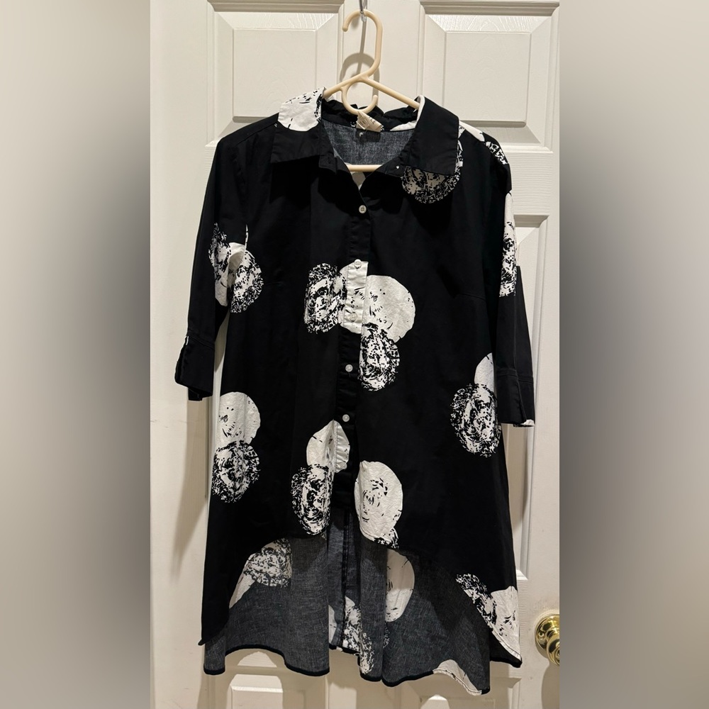 Truth + Style Printed Stretch Poplin Hi-Low Button Front Shirt Women's Black